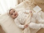 جزئیات دوخت، بافت طرح‌دار بیسکویتی و کیفیت پارچه ارگانیک سرهمی نوزادی مجلسی