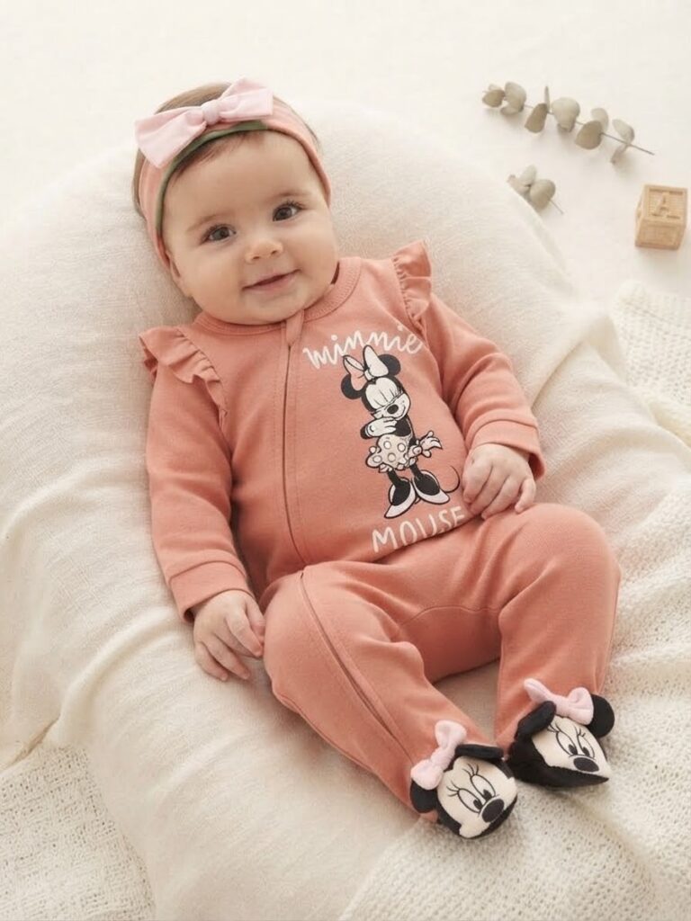 جزئیات دوخت و پارچه ارگانیک سرهمی نوزادی مینی‌موس گل‌بهی